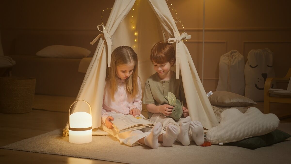 Dzieki w tipi czytające książkę przy lampce podłogowej